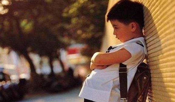 男孩不想上学，爸爸安排完整童年